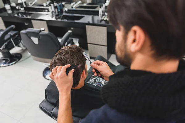 Geschickter Friseur schneidet männliche Haare — Stockfoto