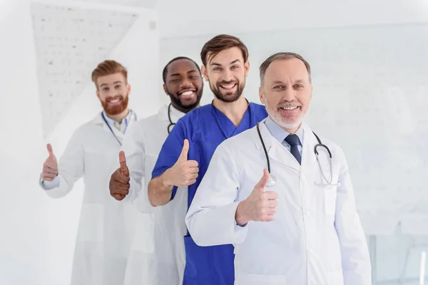 Erfolgreiche männliche Ärzte gestikulieren positiv — Stockfoto