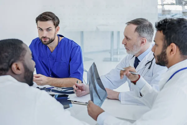 Médicos inteligentes reunindo conselho na clínica — Fotografia de Stock