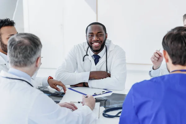 Equipe médica amigável discutindo a saúde humana — Fotografia de Stock