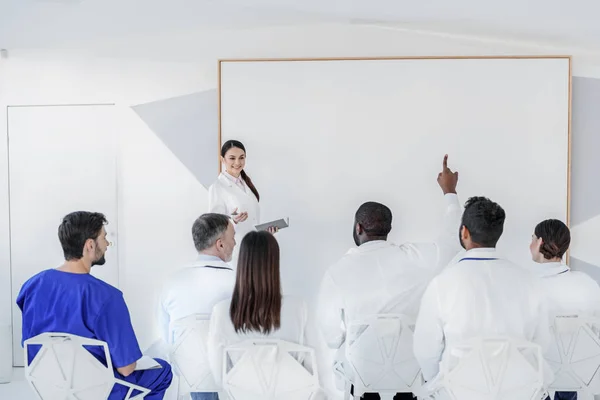 Vrolijke artsen bespreking van de toestand van de patiënt — Stockfoto