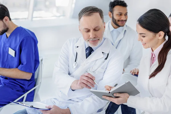 Deneyimli doktor hastane kağıtları undersigning