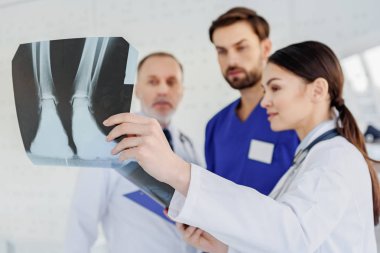 X-ışını fotoğrafı analiz becerili doktorlar