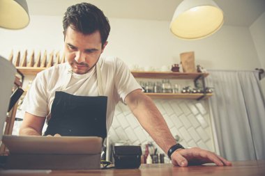 Ziyaretçi kafede çalışan belirterek elde