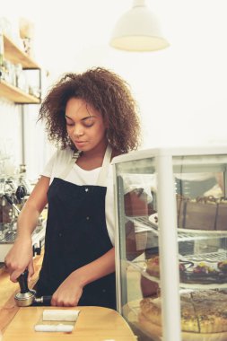Lezzetli içecek yapmak için ekipman hazırlanıyor sakin kadın