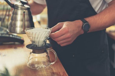 Barmen kafede lezzetli içecek yapma