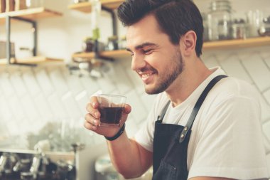 Erkek Kupası elinde tutmak ve lezzet mutlu mesut memnun