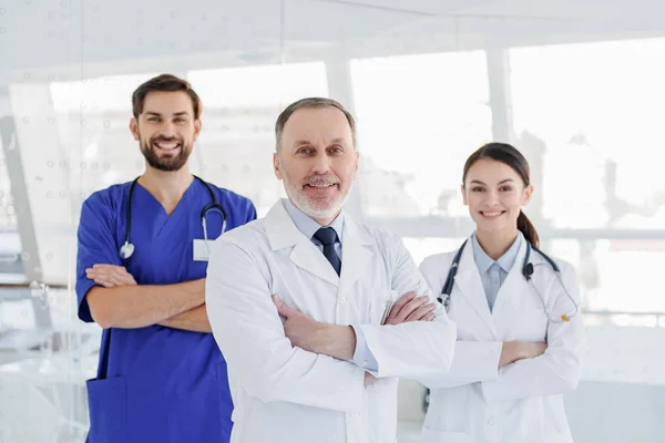 Equipe médica alegre posando com confiança — Fotografia de Stock