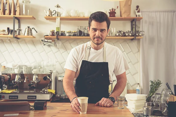 Hombre de servicio poniendo café para ir cliente en la cafetería —  Fotos de Stock