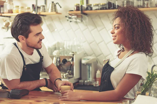 Veselá baristas komunikaci během své práce v útulné kavárně — Stock fotografie