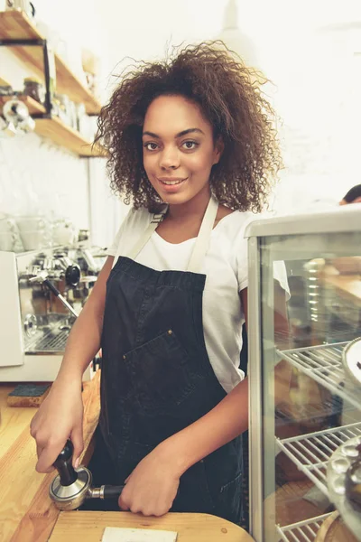 Giden kadın içecek hazırlamak için araç verme