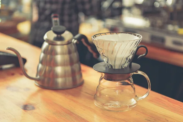Кетл і кружки на робочій поверхні в кафе — стокове фото