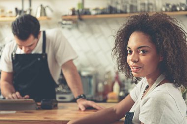 Mutemet ve waitperson geniş kahve evde çalışma
