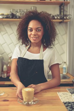 İyimser barmen kahve müvekkili rahat kafede vererek.