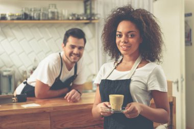 Garsonlar güneşli rahat kafede müşteri bekliyor