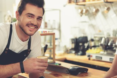 Rahat Şekerci adam alma kahve gülümseyen