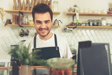 Kafeteryada çalışan mutlu barmen
