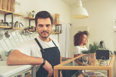 Sakin tapster pasta rahat kafede ticaret