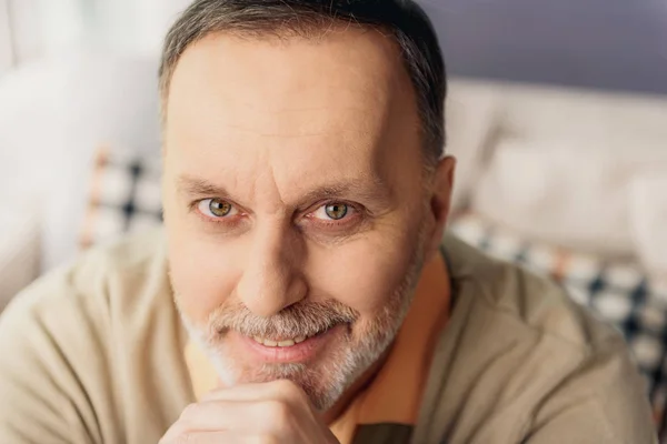 Gioioso nonno che riposa a casa — Foto Stock