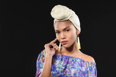 Renkli giysiler giyiyor emin melez kız