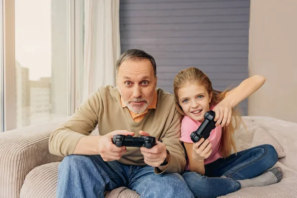 Avô feliz jogando console com a menina — Fotografia de Stock