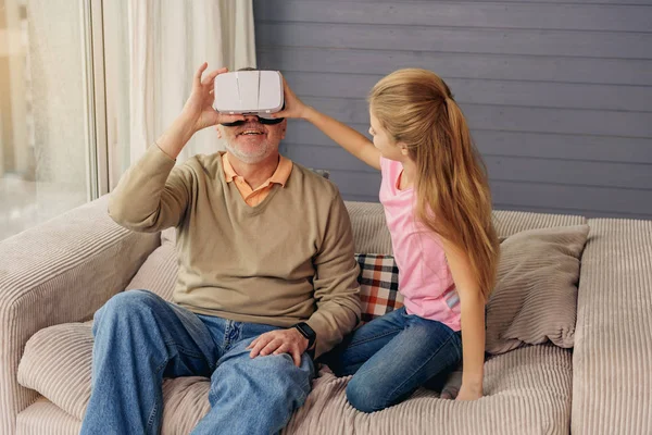 Feliz avô assistindo vr fone de ouvido — Fotografia de Stock
