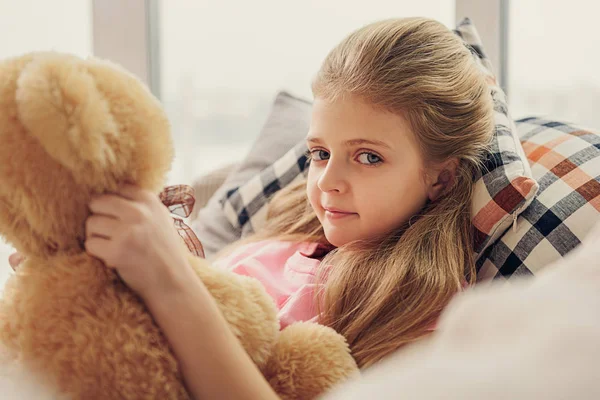 Chica inocente jugando con oso de juguete — Foto de Stock