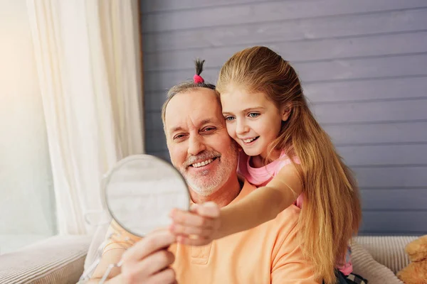 Chica feliz y abuelo divirtiéndose en casa —  Fotos de Stock