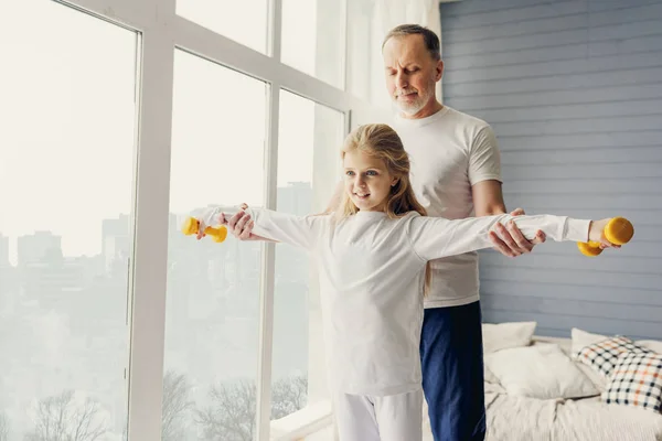 Familia amigable que lleva un estilo de vida saludable —  Fotos de Stock