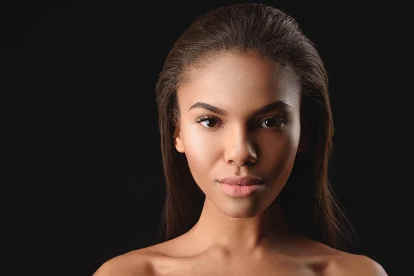 Genç ve güzel Afrikalı kadın onun görünümünü tarafından baştan çıkarmak — Stok fotoğraf