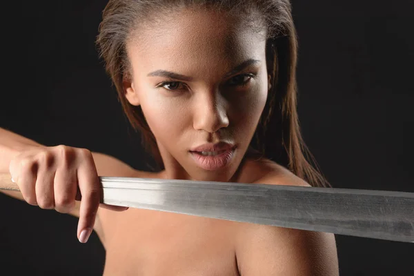 Irritado mulato menina ameaçando por facão — Fotografia de Stock