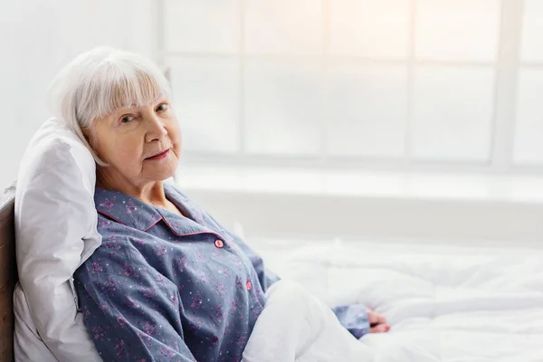 Бабушка отдыхает в больничном кабинете — стоковое фото
