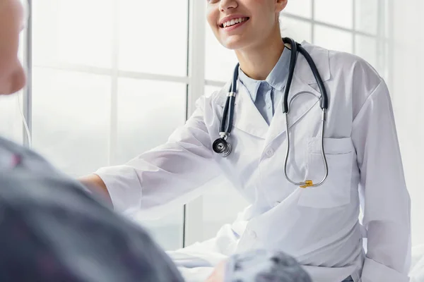 Χαμογελώντας γιατρός εξέταση πελάτη στο διαμέρισμα της κλινικής — Φωτογραφία Αρχείου