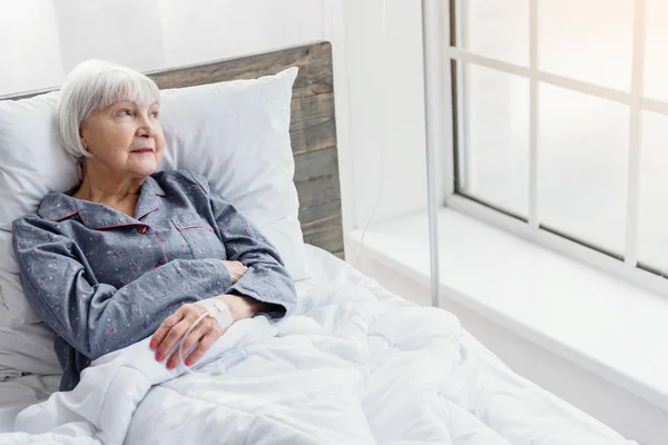 Pensionato è su vetro-contagocce mentre guarda la strada — Foto Stock