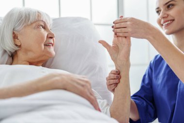 Neşeli doktor kadın emekli darbe alarak