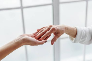 İki birbirine outstretching kol