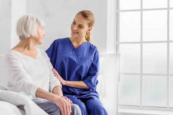 Médico contando a pensionista sobre su estado de salud — Foto de Stock