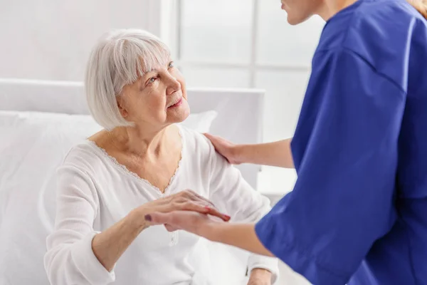 Médico que habla sobre la condición médica del jubilado — Foto de Stock