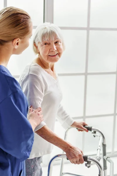 Ausscheidender Rentner erzählt mit glücklichem Arzt in Klinik — Stockfoto