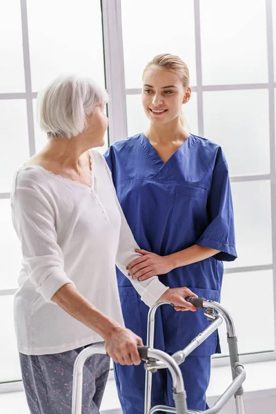 Outgoing doctor speaking with old woman — Stock Photo, Image