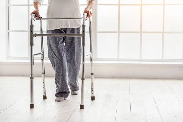 老婆折り畳む式歩行器を押しながら病院に移動 — ストック写真