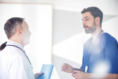 Meraklı doktor ile ortak toplantısı sırasında dikkate