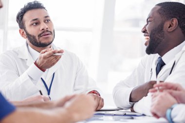 Hastane odasında konuşma giden hekimler