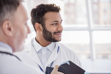 Gülümseyen doktor hastanede doktor ile söylüyorum