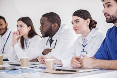 Giden doktorlar Konferansı'nda ders dinleme