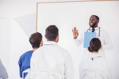 Neşeli doktor söylem Konferansı'nda söylüyorum