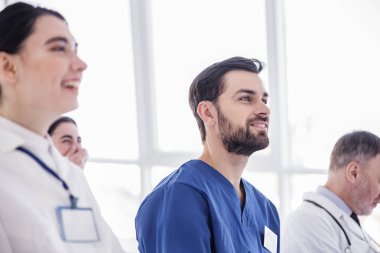 Gülümseyen doktor hastane odasında söylem arıyorsunuz