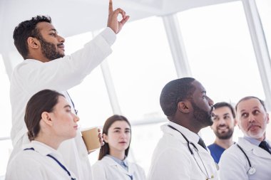 Gülümseyen doktor hastanede toplantısında söylüyorum