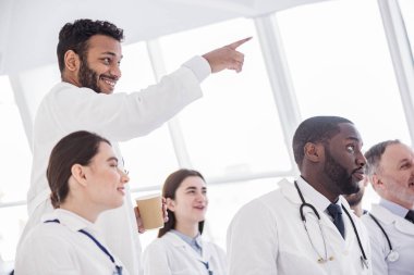 Giden tedavi kliniği derste bakarak