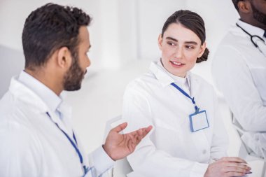 Ortağı bulunan hastane söylüyor doktor gülümseyen